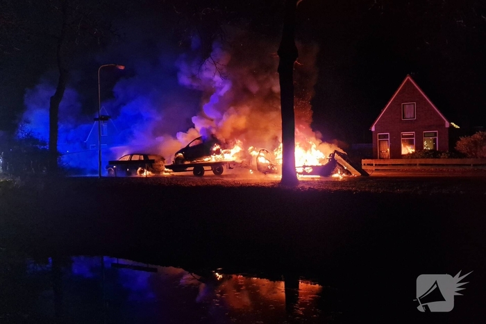 Auto's, aanhanger en caravan in vlammen op