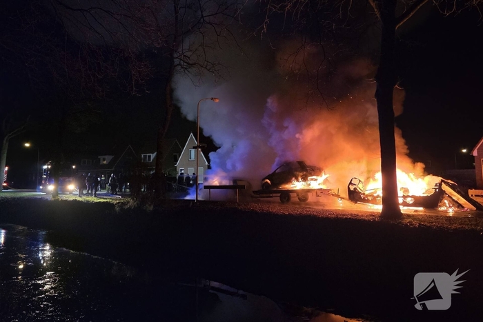 Auto's, aanhanger en caravan in vlammen op
