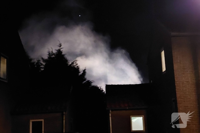 Forse rookontwikkeling door brand in bijgebouw