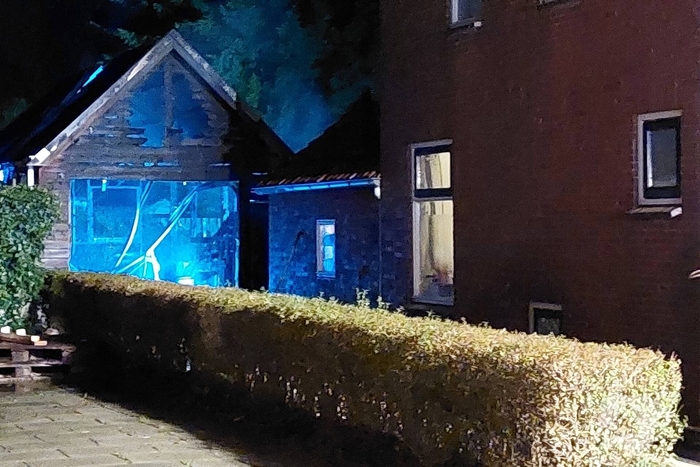 Forse rookontwikkeling door brand in bijgebouw