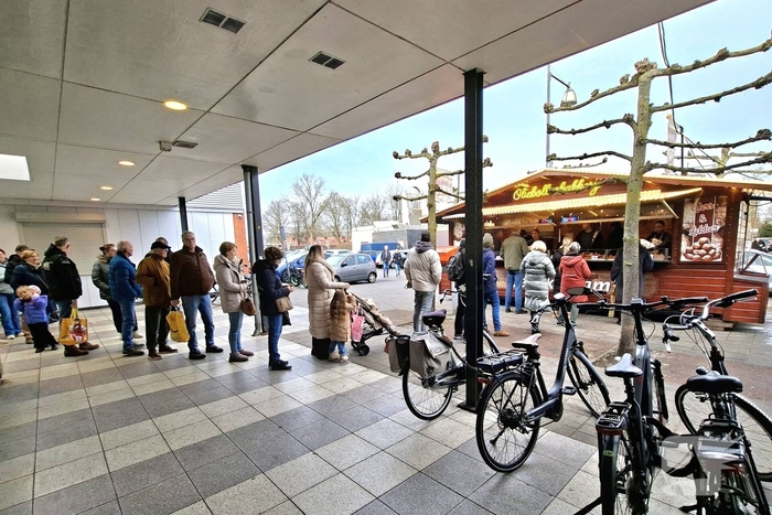Gezellige drukte in winkelcentrum tijdens oudejaarsmorgen