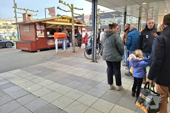 Gezellige drukte in winkelcentrum tijdens oudejaarsmorgen