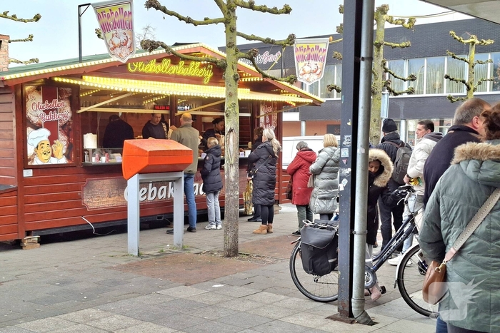 Gezellige drukte in winkelcentrum tijdens oudejaarsmorgen