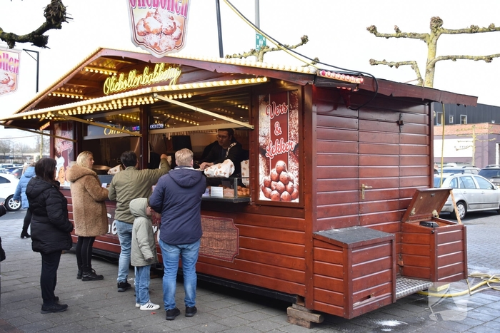 Gezellige drukte in winkelcentrum tijdens oudejaarsmorgen