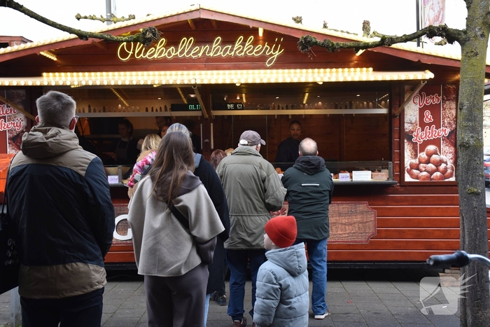 Gezellige drukte in winkelcentrum tijdens oudejaarsmorgen