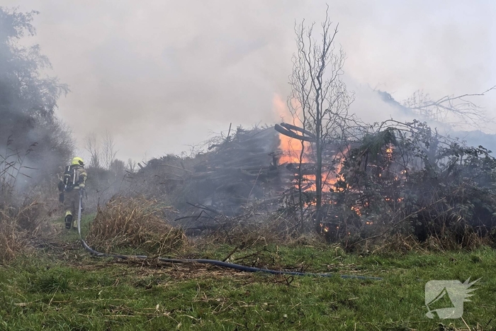 Brand in flinke berg met afval