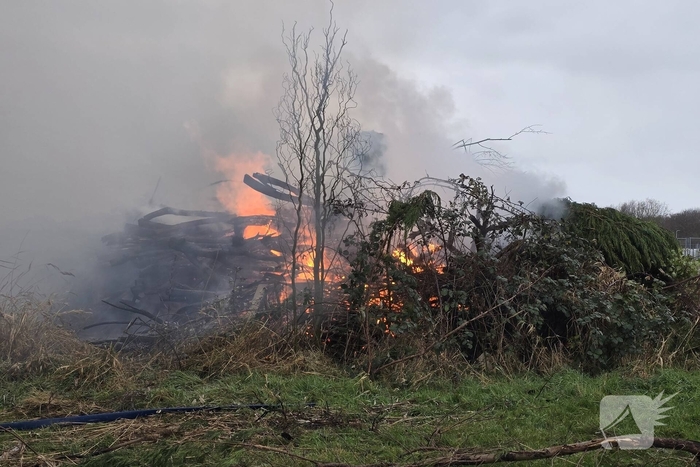 Brand in flinke berg met afval