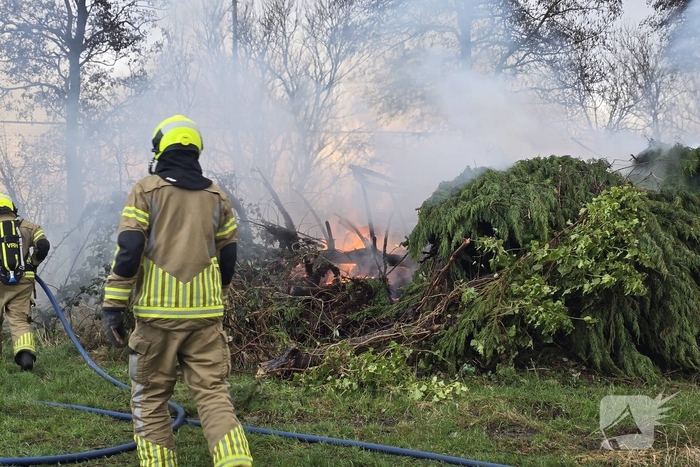 Brand in flinke berg met afval