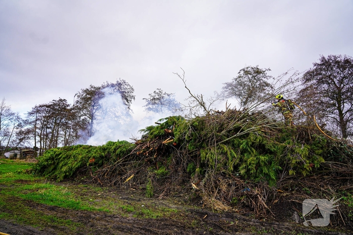 Brand in flinke berg met afval