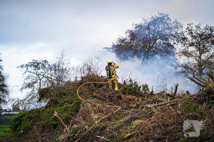 Brand in flinke berg met afval