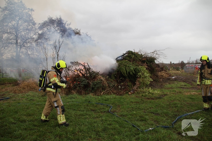 Brand in flinke berg met afval