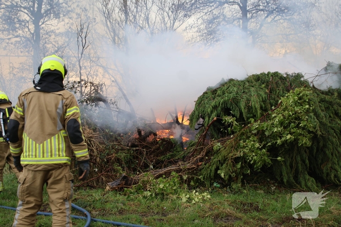Brand in flinke berg met afval