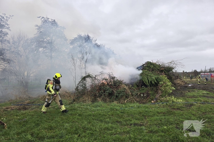 Brand in flinke berg met afval