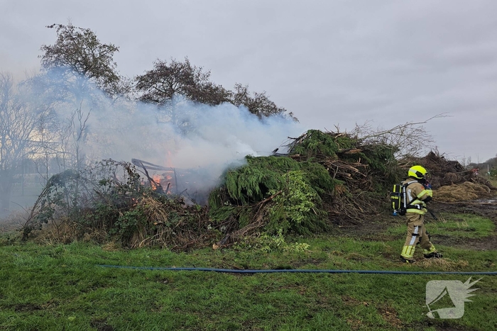 Brand in flinke berg met afval