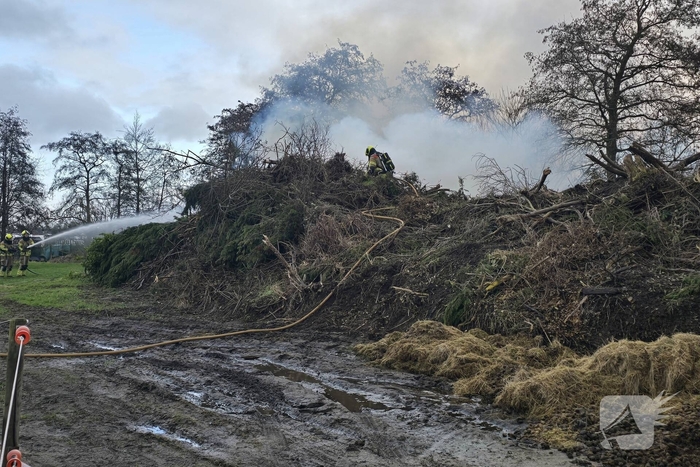 Brand in flinke berg met afval