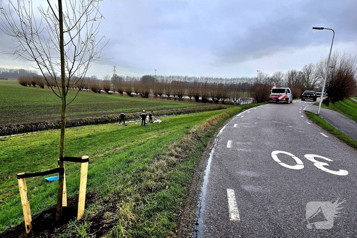 Dronken persoon rijdt van duik en word uit auto geslingerd