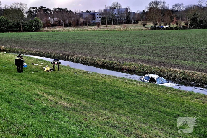 Dronken persoon rijdt van duik en word uit auto geslingerd