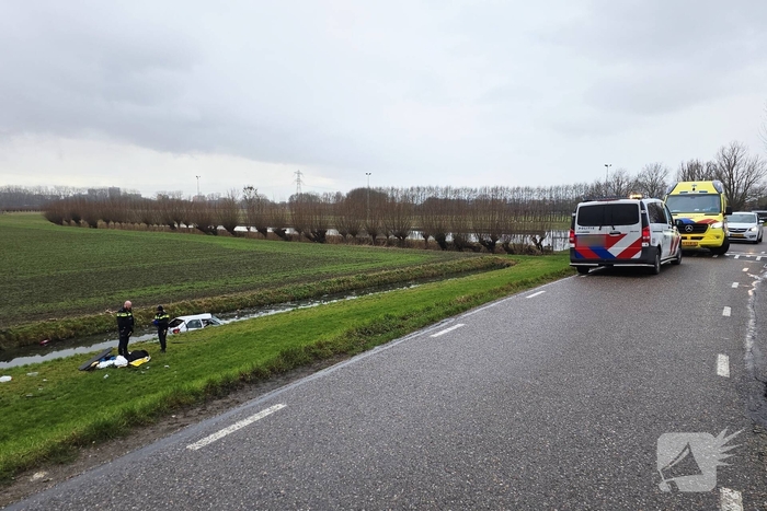 Dronken persoon rijdt van duik en word uit auto geslingerd