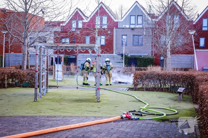 Speelhuisje in brand door vuurwerk