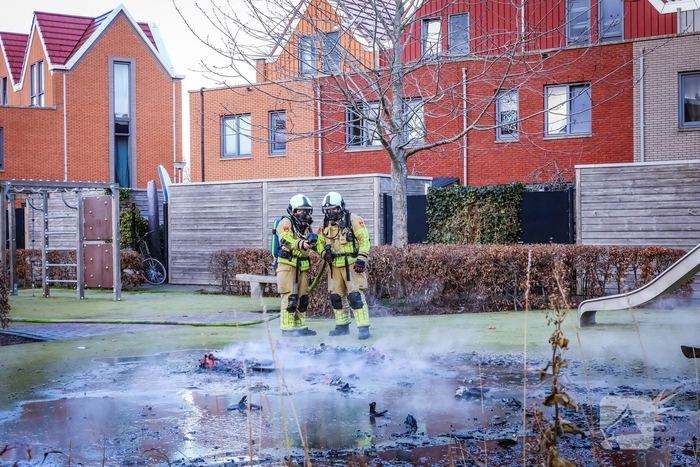 Speelhuisje in brand door vuurwerk