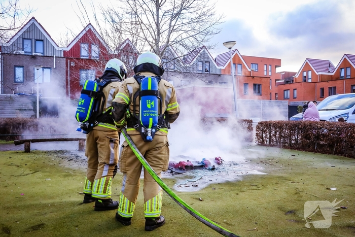 Speelhuisje in brand door vuurwerk