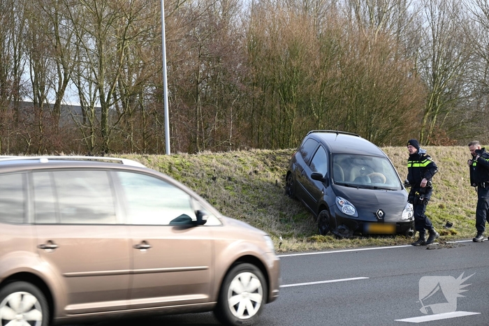Auto schiet over verhoogde middenberm
