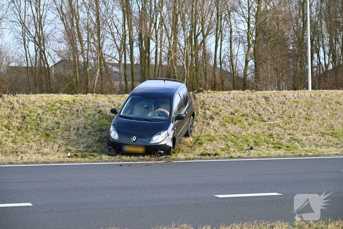 Auto schiet over verhoogde middenberm