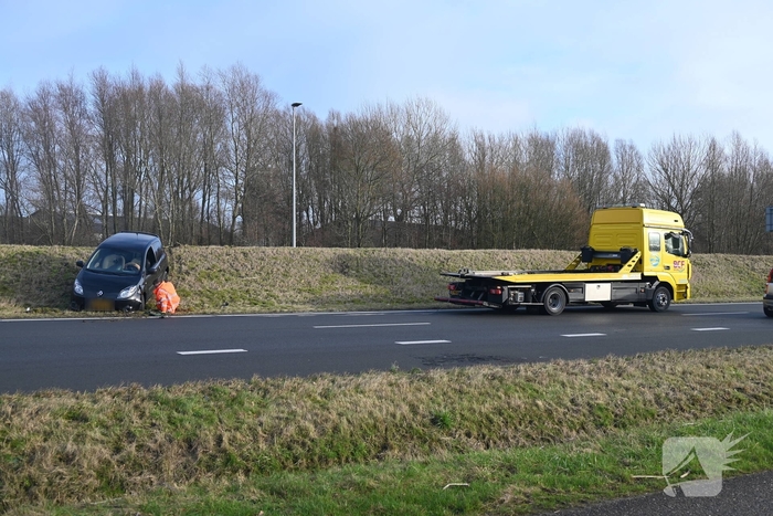 Auto schiet over verhoogde middenberm