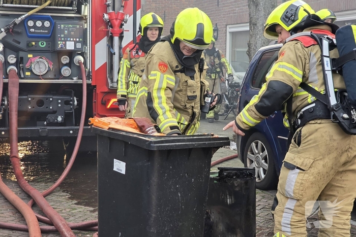 Vlammen, explosies en zwarte rook bij brand achter woning