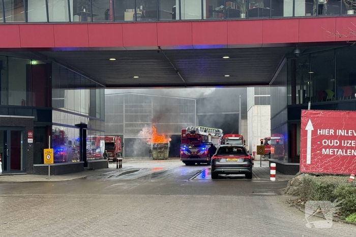 Containerbrand slaat over naar loods van recyclingbedrijf