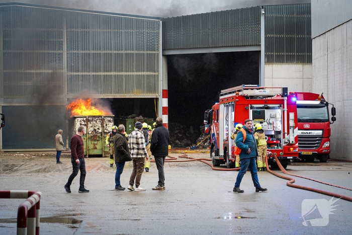 Containerbrand slaat over naar loods van recyclingbedrijf