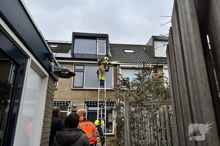 Brand in dak van woning