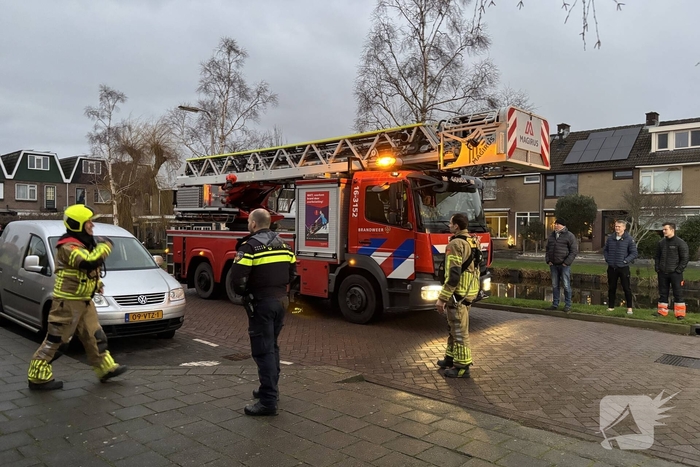 Brand in dak van woning