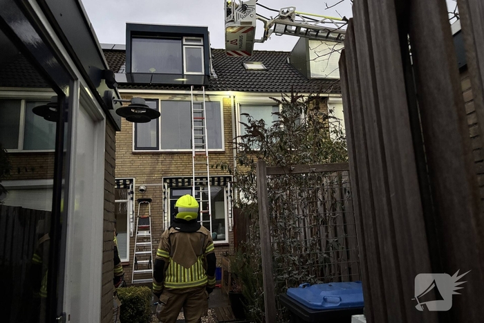Brand in dak van woning