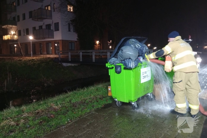 Containerbrand door grote hoeveelheid water geblust