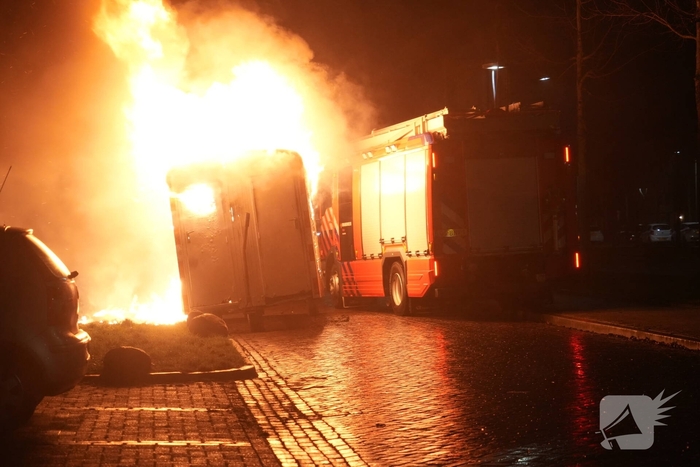 Schafkeet gaat in vlammen op, burgermeester bezoekt brandweerlieden