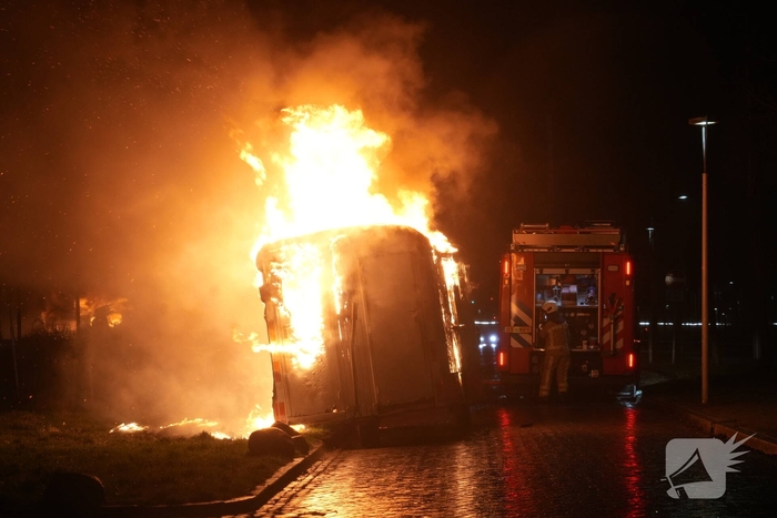 Schafkeet gaat in vlammen op, burgermeester bezoekt brandweerlieden