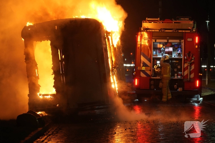 Schafkeet gaat in vlammen op, burgermeester bezoekt brandweerlieden