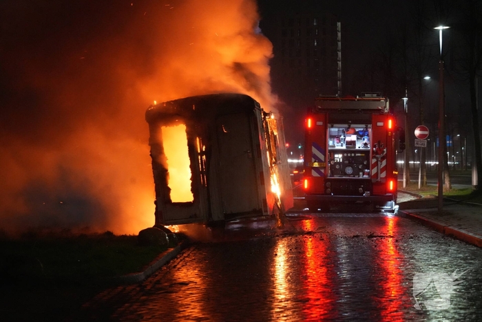 Schafkeet gaat in vlammen op, burgermeester bezoekt brandweerlieden
