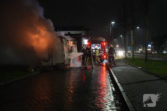 Schafkeet gaat in vlammen op, burgermeester bezoekt brandweerlieden
