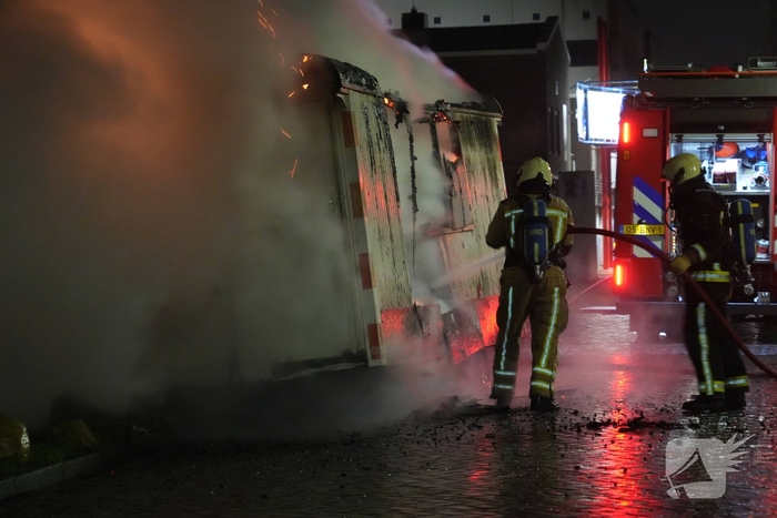 Schafkeet gaat in vlammen op, burgermeester bezoekt brandweerlieden