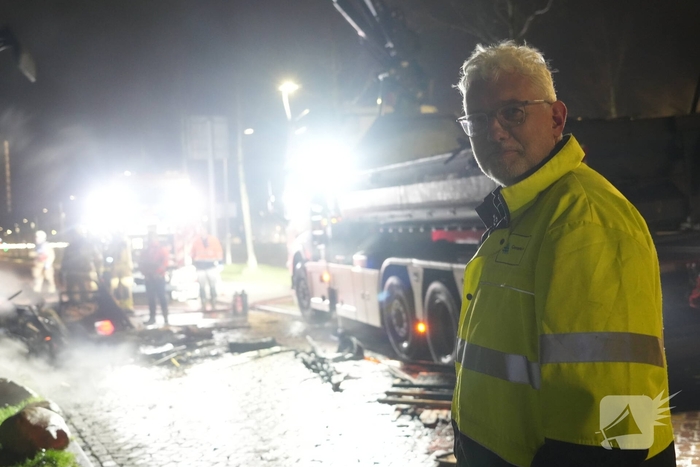 Schafkeet gaat in vlammen op, burgermeester bezoekt brandweerlieden