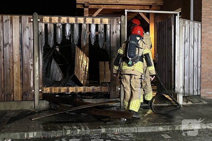 Brand verwoest schutting en vuilcontainers