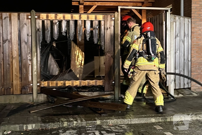 Brand verwoest schutting en vuilcontainers