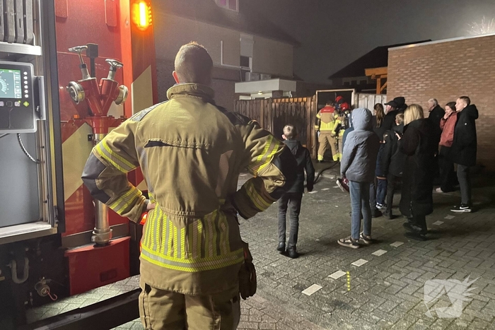 Brand verwoest schutting en vuilcontainers