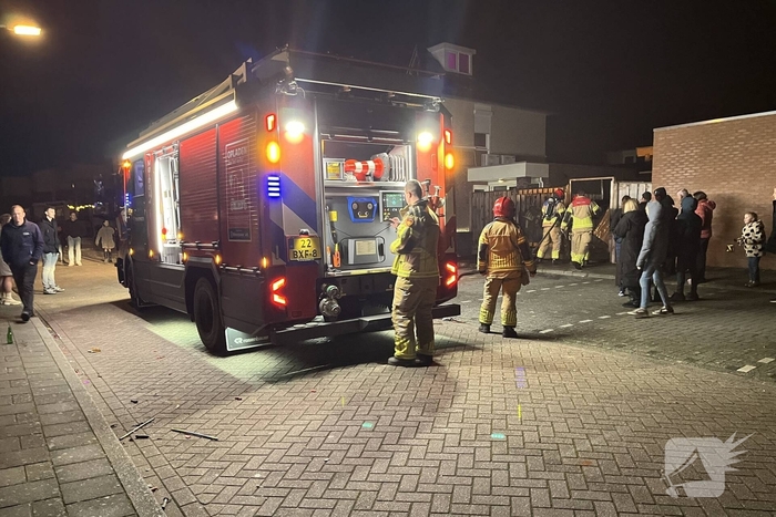 Brand verwoest schutting en vuilcontainers