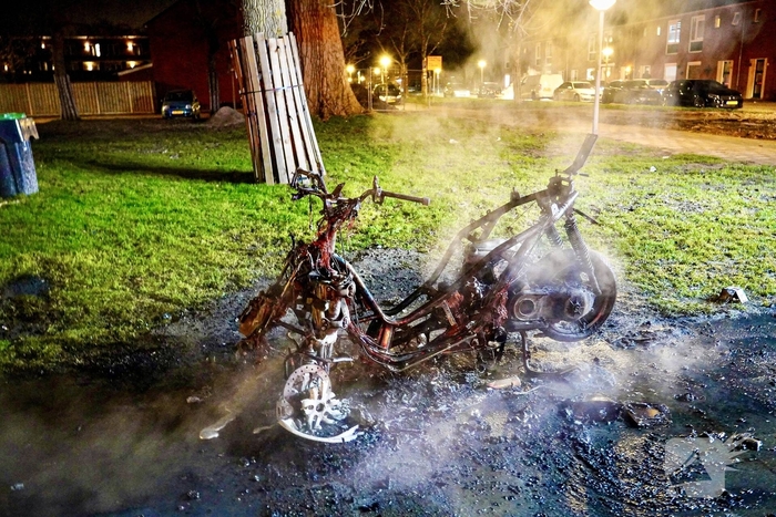 Scooter volledig verwoest door brand
