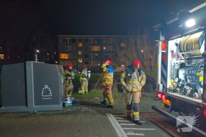 Brandweer blust brand langs sloot