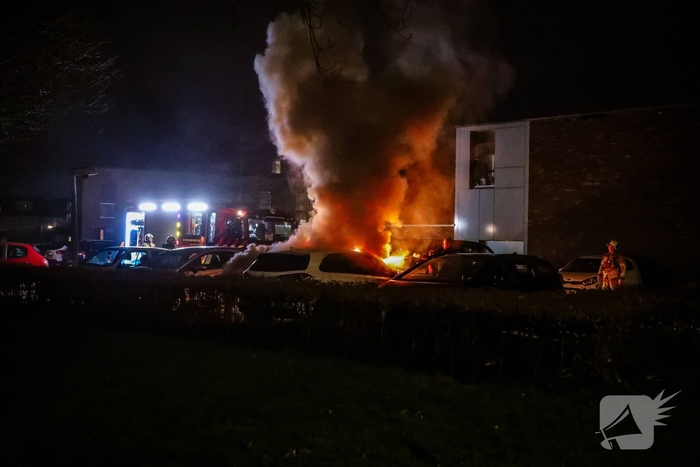 Auto volledig in brand gestoken