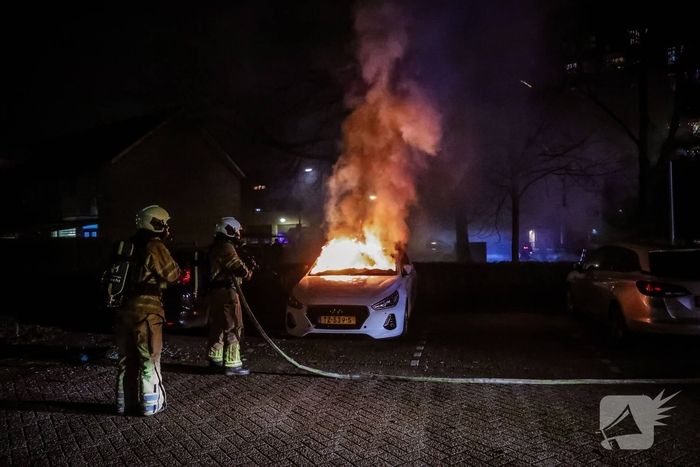 Auto volledig in brand gestoken